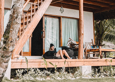 How to Balance Surfing and Remote Work: A Digital Nomad’s Guide